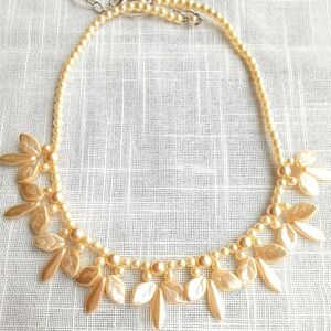 Vintage cream pearl necklace in leaves